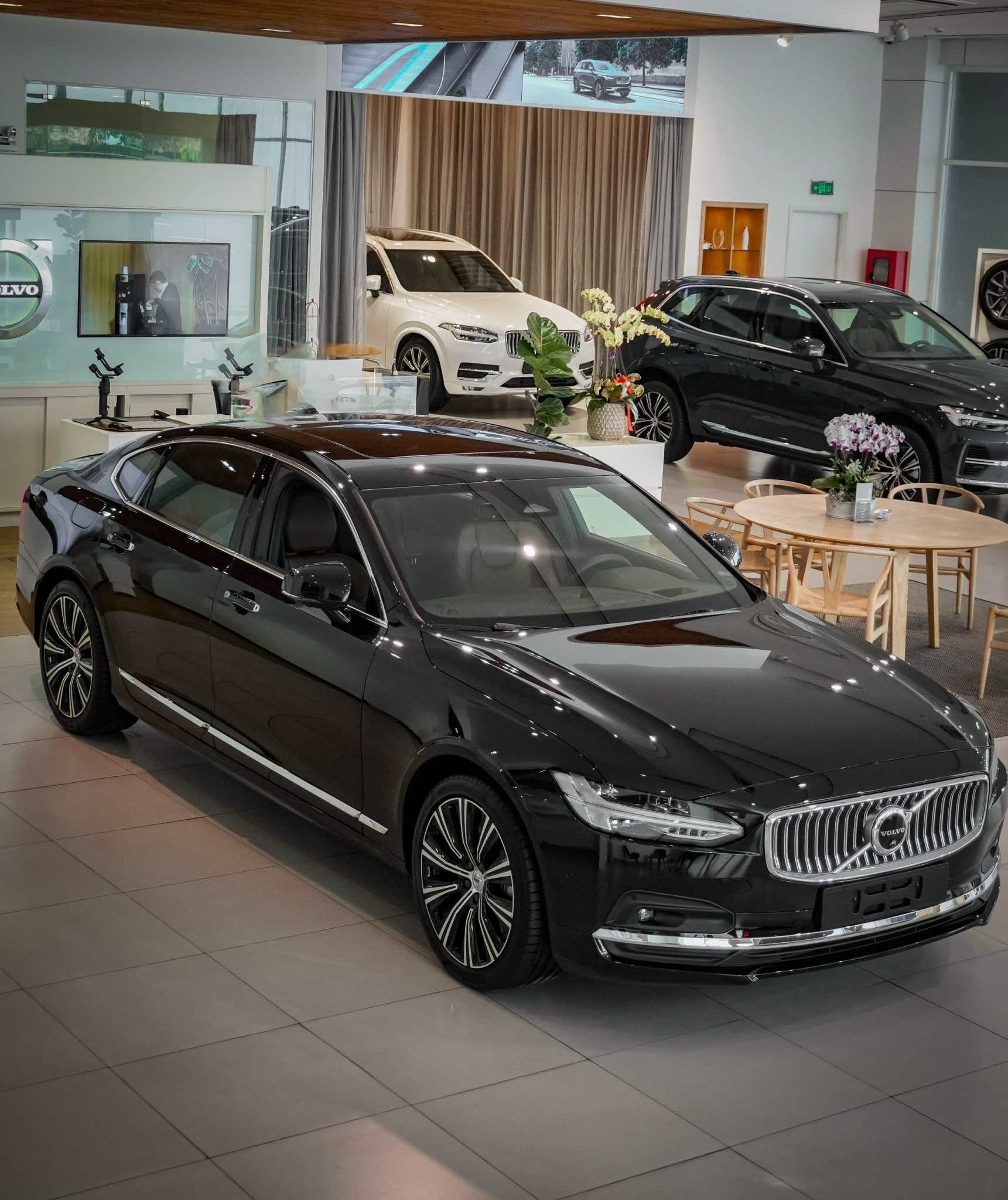 Tổng thể ngoại thất Volvo S90L Ultimate 2023