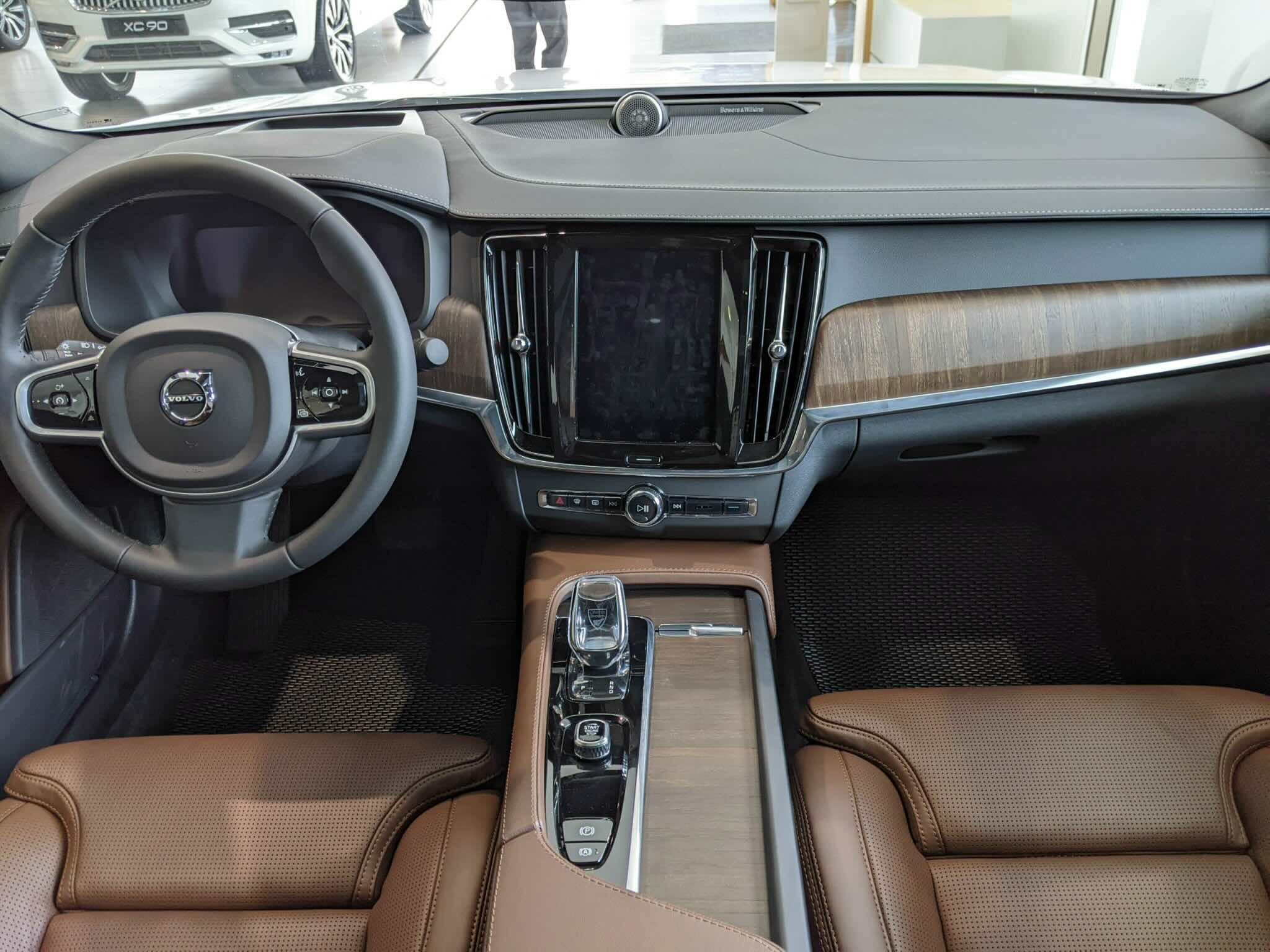 Không gian hàng ghế trước của Volvo S90 Ultimate 2023